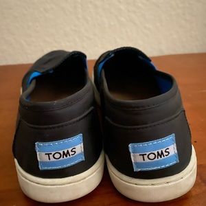 Black Toms size Youth 6